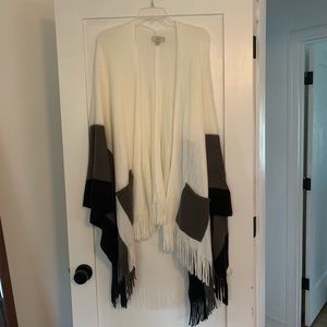 Color block cape with fringe and pockets